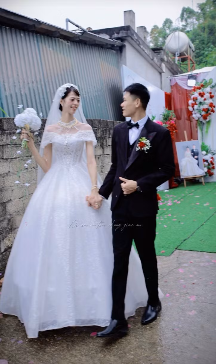 Những ngày vừa qua, một đoạn video ghi lại khoảnh khắc trong đám cưới ở Tuyên Quang gây chú ý trên mạng xã hội, thu hút rất nhiều bình luận từ cư dân mạng. Sở dĩ đám cưới này viral bởi chiều cao "khủng" của cô dâu lẫn chú rể.