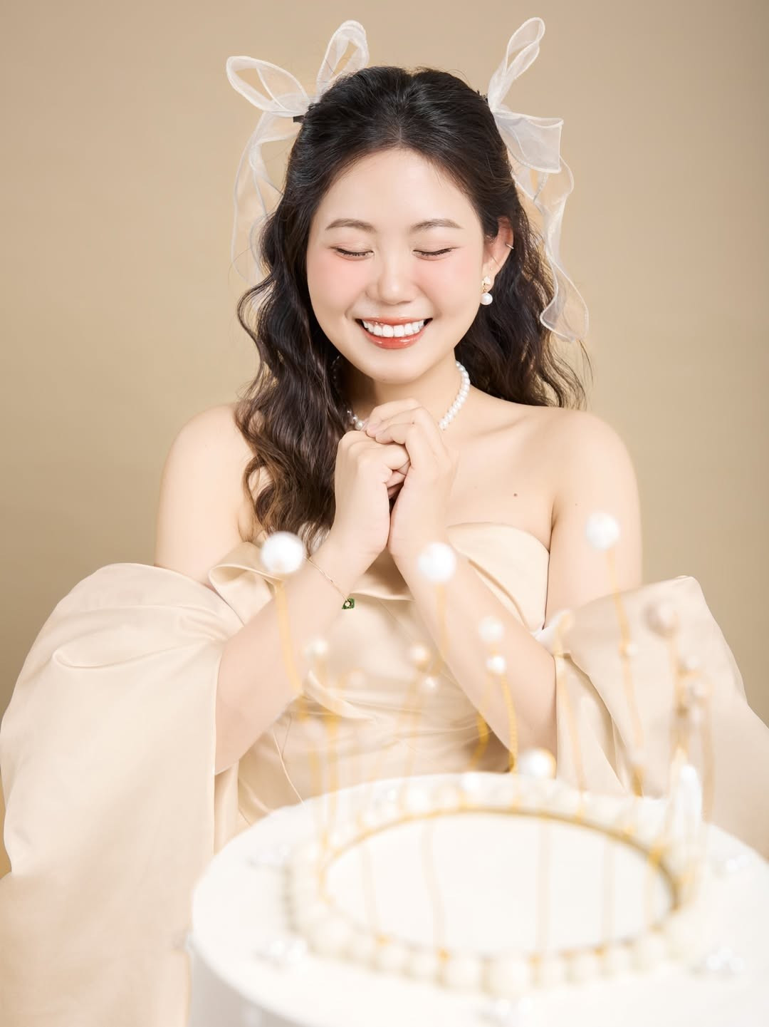 Dù đã bước qua tuổi 29, nhưng nhìn vào gương mặt tròn trịa, làn da trắng hồng không tì vết và nụ cười rạng rỡ của Mạch Khanh, nhiều người bày tỏ sự hoài nghi: "Đây là sinh nhật tuổi 19 hay 29 vậy?". (Ảnh: IGNV)