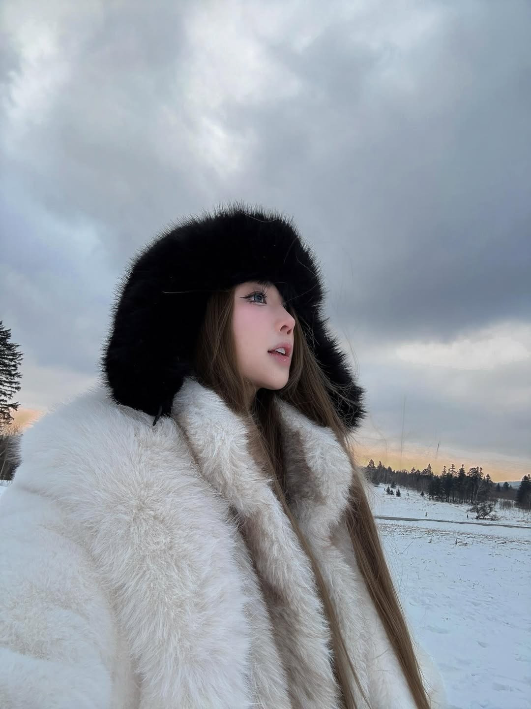 Chiếm trọn sự chú ý là bộ bodysuit màu đen huyền bí với thiết kế ôm khít lấy cơ thể. Bộ trang phục "khó nhằn" này đã tôn vinh triệt để vóc dáng đồng hồ cát, đôi chân dài miên man cùng vòng eo siêu thực của người đẹp. (Ảnh: IGNV)