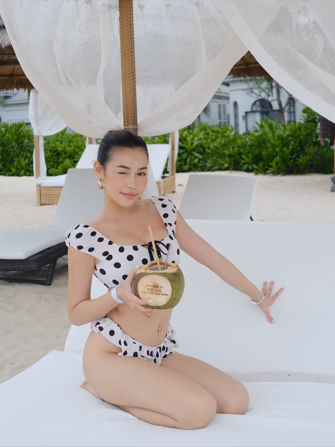 Nguyên Newin thể hiện sự tinh tế trong việc chọn trang phục, làm nổi bật phong thái thanh lịch, ngọt ngào nhưng vẫn không kém phần quyến rũ.