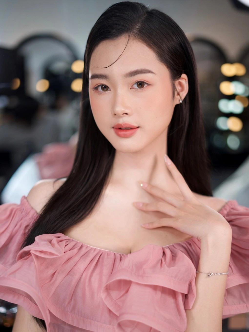 Nếu nói về định nghĩa "con nhà người ta" hoàn hảo nhất, cái tên Trần Hà Linh chắc chắn không thể vắng mặt. Cô là Hoa khôi Duyên dáng Ngoại thương 2022.