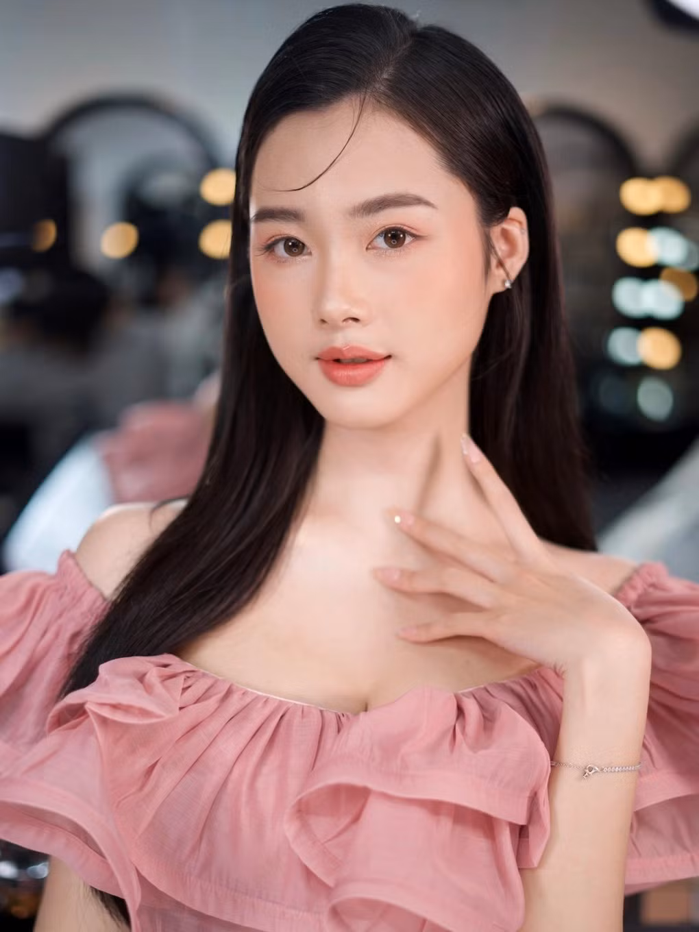 Nếu nói về định nghĩa "con nhà người ta" hoàn hảo nhất, cái tên Trần Hà Linh chắc chắn không thể vắng mặt. Cô là Hoa khôi Duyên dáng Ngoại thương 2022.