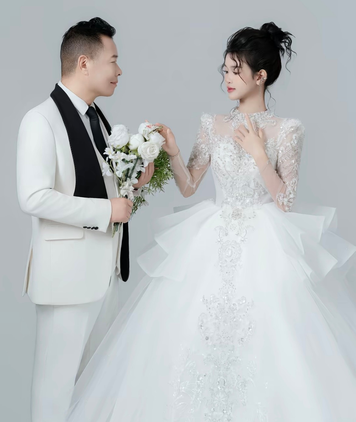 Tôn Bằng tiết lộ đây là lần chụp ảnh cưới đầu tiên trong đời anh, dù trước đó đã trải qua 3 cuộc hôn nhân.