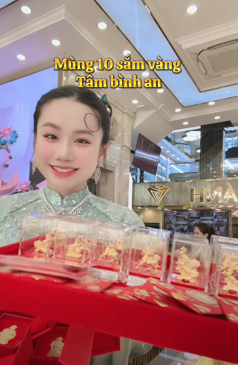 Ngày thường, bên cạnh việc quản lý trực tiếp tại cửa hàng, cô còn tích cực livestream chia sẻ về các mẫu trang sức mới, thu hút hàng ngàn lượt xem nhờ cách nói chuyện duyên dáng và kiến thức chuyên môn vững chắc.