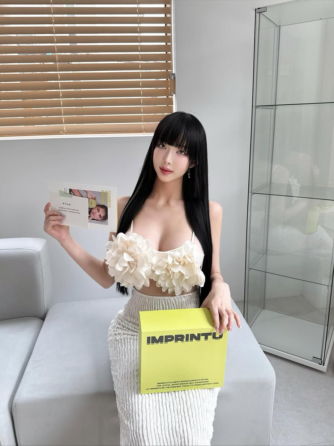 Cô thường xuyên chia sẻ những khoảnh khắc đời thường năng động xen lẫn những bộ outfit biểu diễn cực kỳ gợi cảm trên trang cá nhân có hàng trăm nghìn người theo dõi. (Ảnh: FBNV)