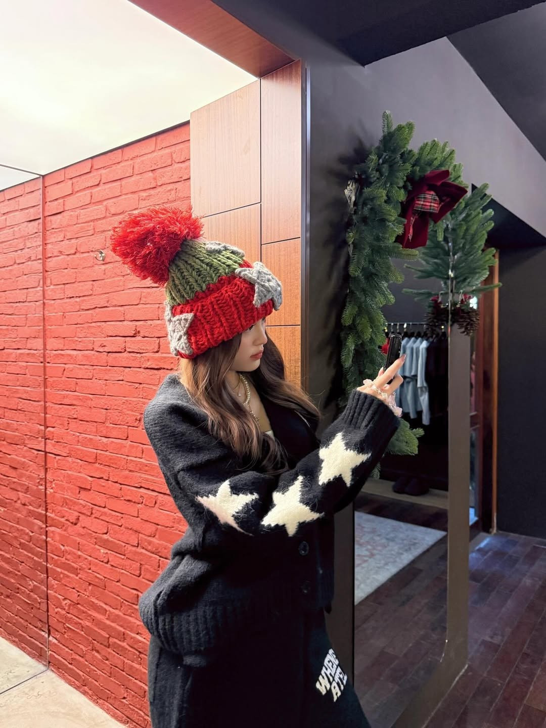 Để cân bằng lại sự rực rỡ của chiếc mũ, Tăng Mỹ Hàn đã khéo léo chọn một bộ đồ len tông màu Đen làm chủ đạo, tạo nên một bản phối hoàn hảo: (Ảnh: IGNV)