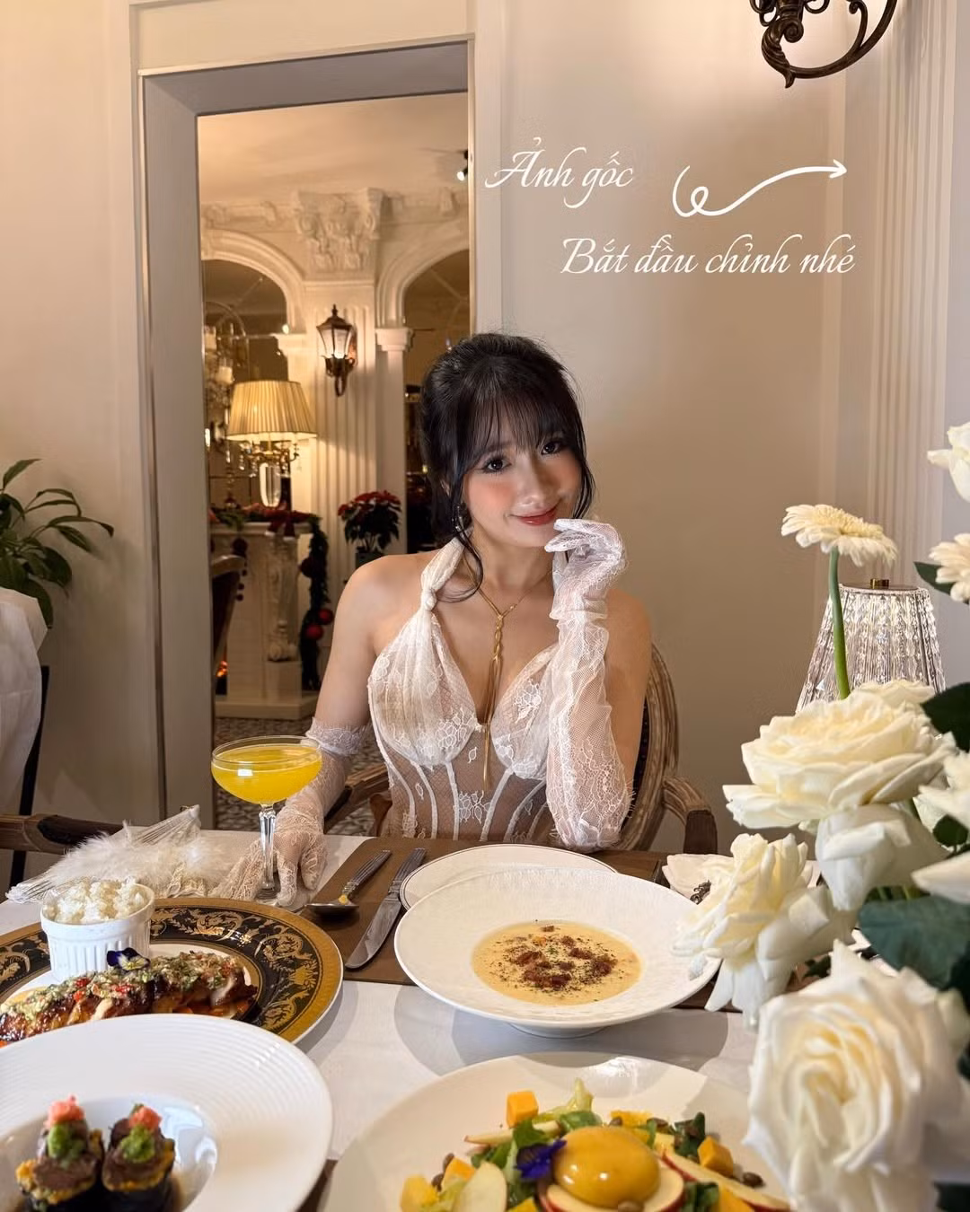 Để tăng thêm vẻ quý phái và lãng mạn, Khánh Huyền đã kết hợp trang phục với găng tay ren trắng dài cùng tông màu, mang lại cảm giác cổ điển, quý tộc. Mái tóc được tạo kiểu gọn gàng, cùng với lớp trang điểm nhẹ nhàng, tập trung làm nổi bật đôi mắt to tròn và nụ cười rạng rỡ. (Ảnh: IGNV)