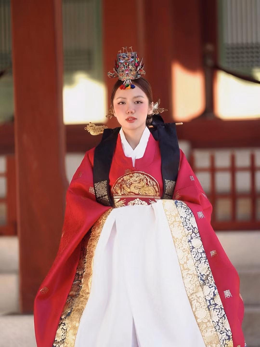 Loạt ảnh được thực hiện tại một cung điện cổ kính ở Hàn Quốc, khung cảnh mái ngói cong truyền thống, tường gạch và sắc lá vàng đỏ mùa thu đã trở thành phông nền hoàn hảo, tôn vinh vẻ đẹp Á Đông của Phương Ly. (Ảnh: IGNV)