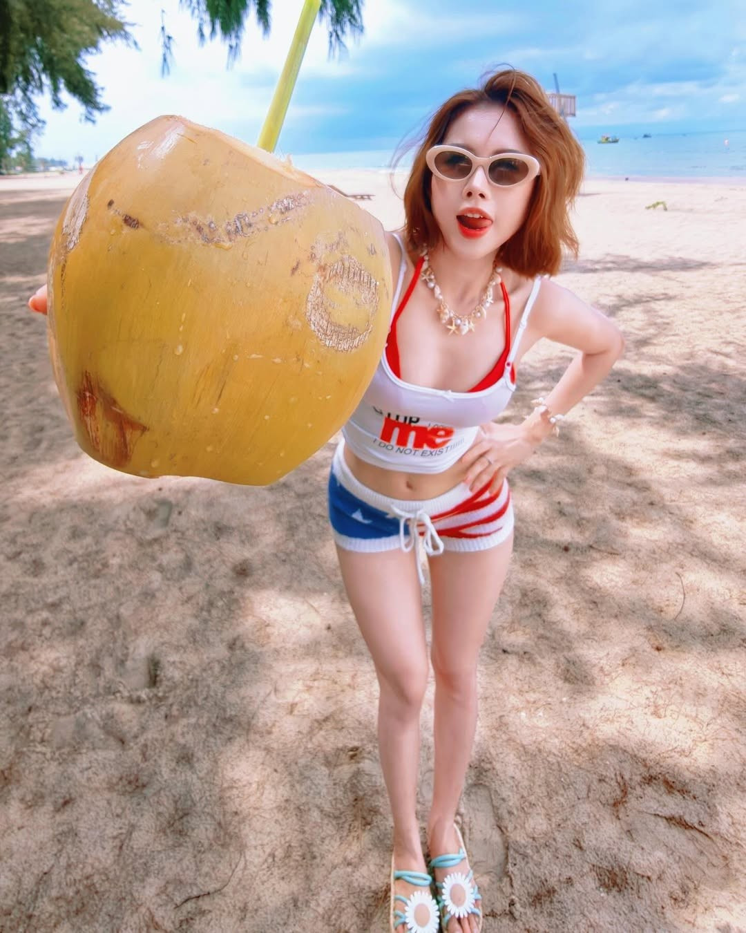 Sự linh hoạt trong việc lựa chọn trang phục giúp cô luôn mới mẻ và thu hút trong mắt người hâm mộ.