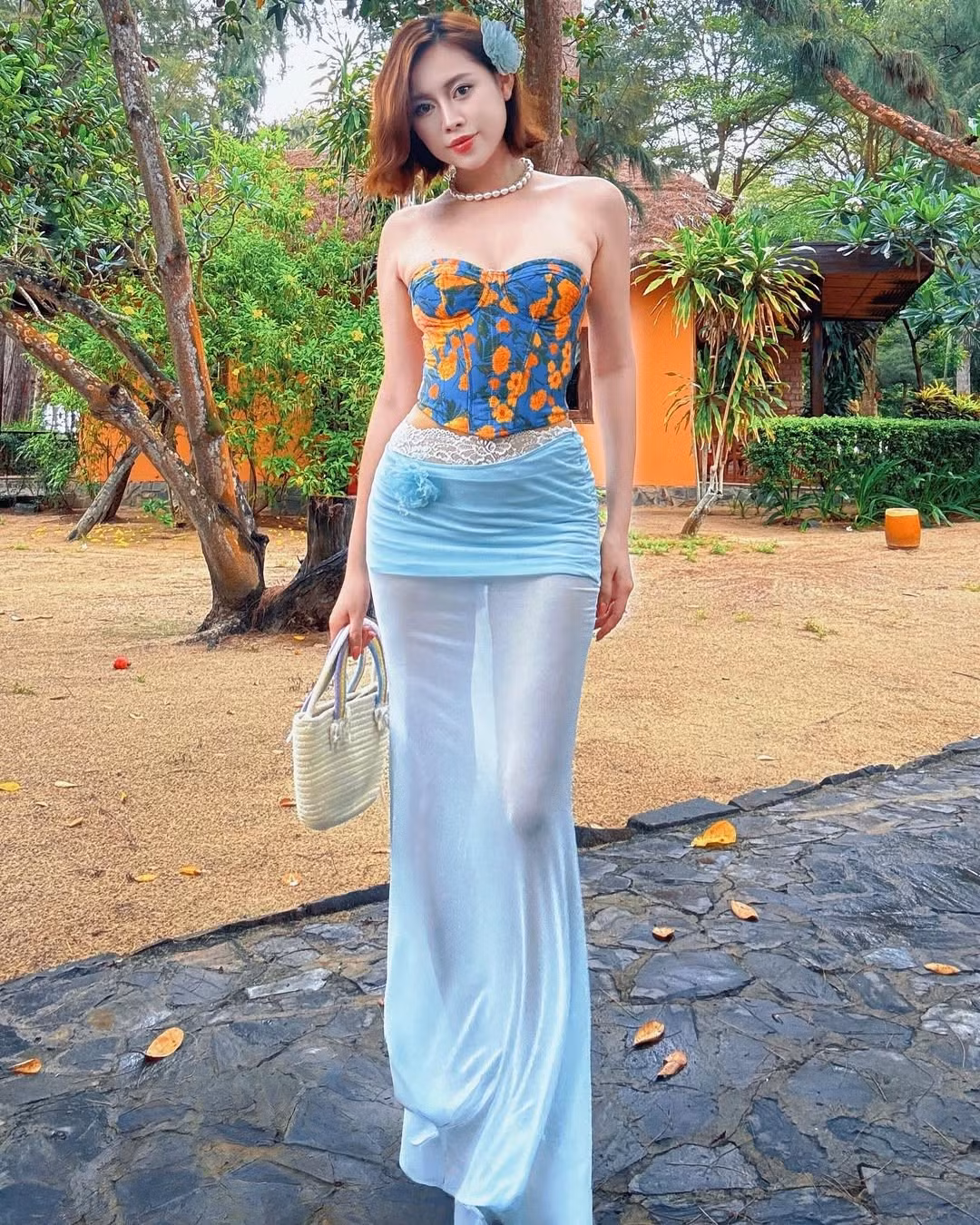 Trong loạt ảnh vừa đăng tải, Việt Phương Thoa diện mẫu áo corset cúp ngực ôm sát cơ thể, nổi bật với hoạ tiết hoa thêu tay tông cam – xanh rực rỡ.