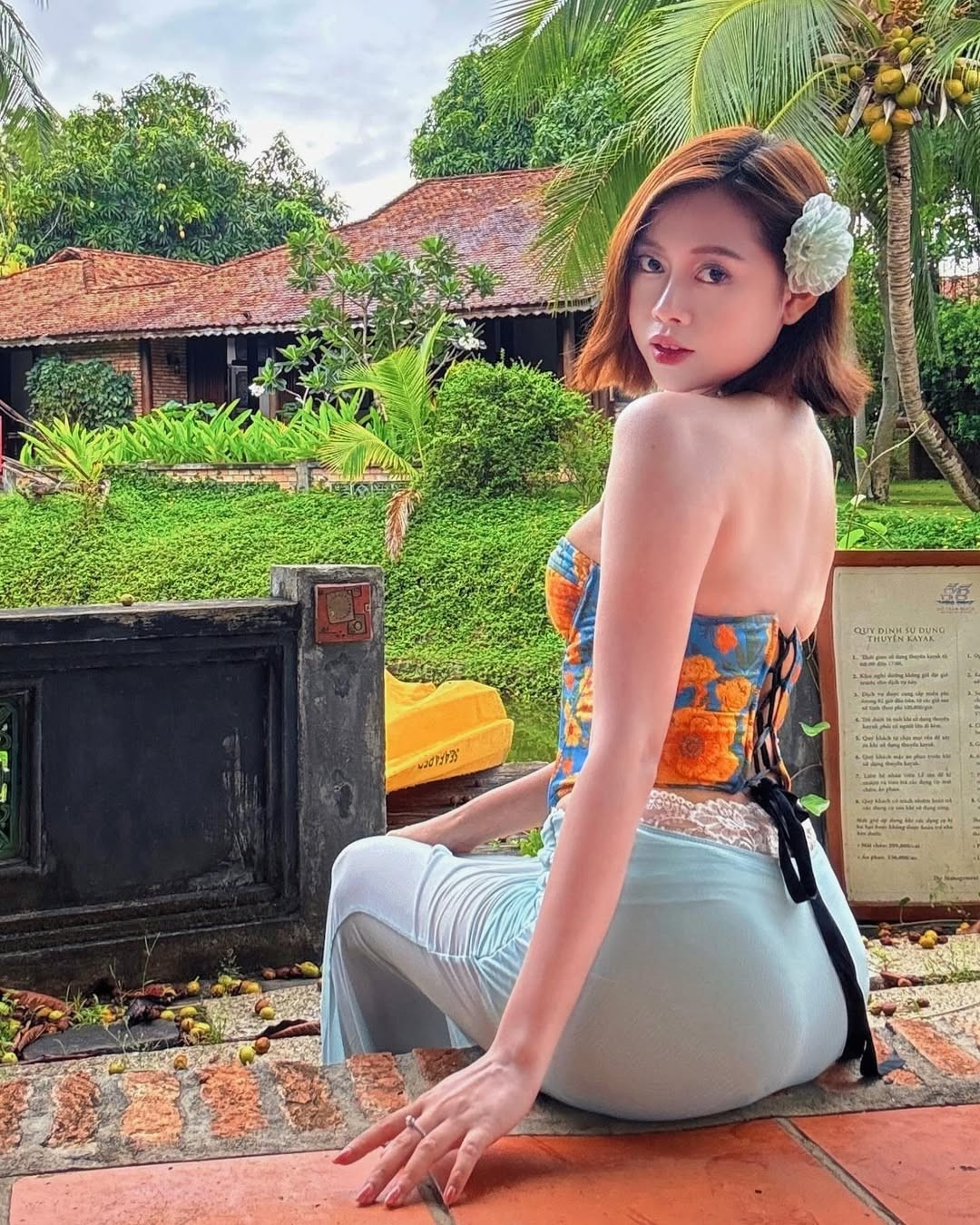 Chi tiết thêu thủ công tỉ mỉ khiến bộ trang phục trở nên độc đáo, không chỉ làm tăng tính thẩm mỹ mà còn khéo léo phô diễn gu thời trang có chọn lọc của nữ Tiktoker.