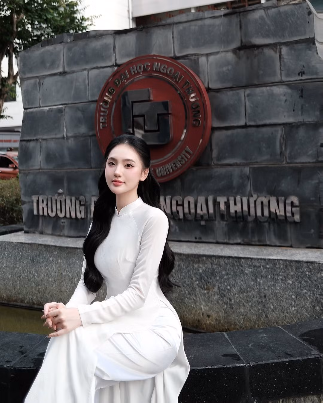 Trong loạt ảnh được chia sẻ, nữ sinh Đại học Ngoại thương xuất hiện với tà áo dài trắng tinh khôi, tôn lên vóc dáng thanh mảnh và những đường nét duyên dáng.