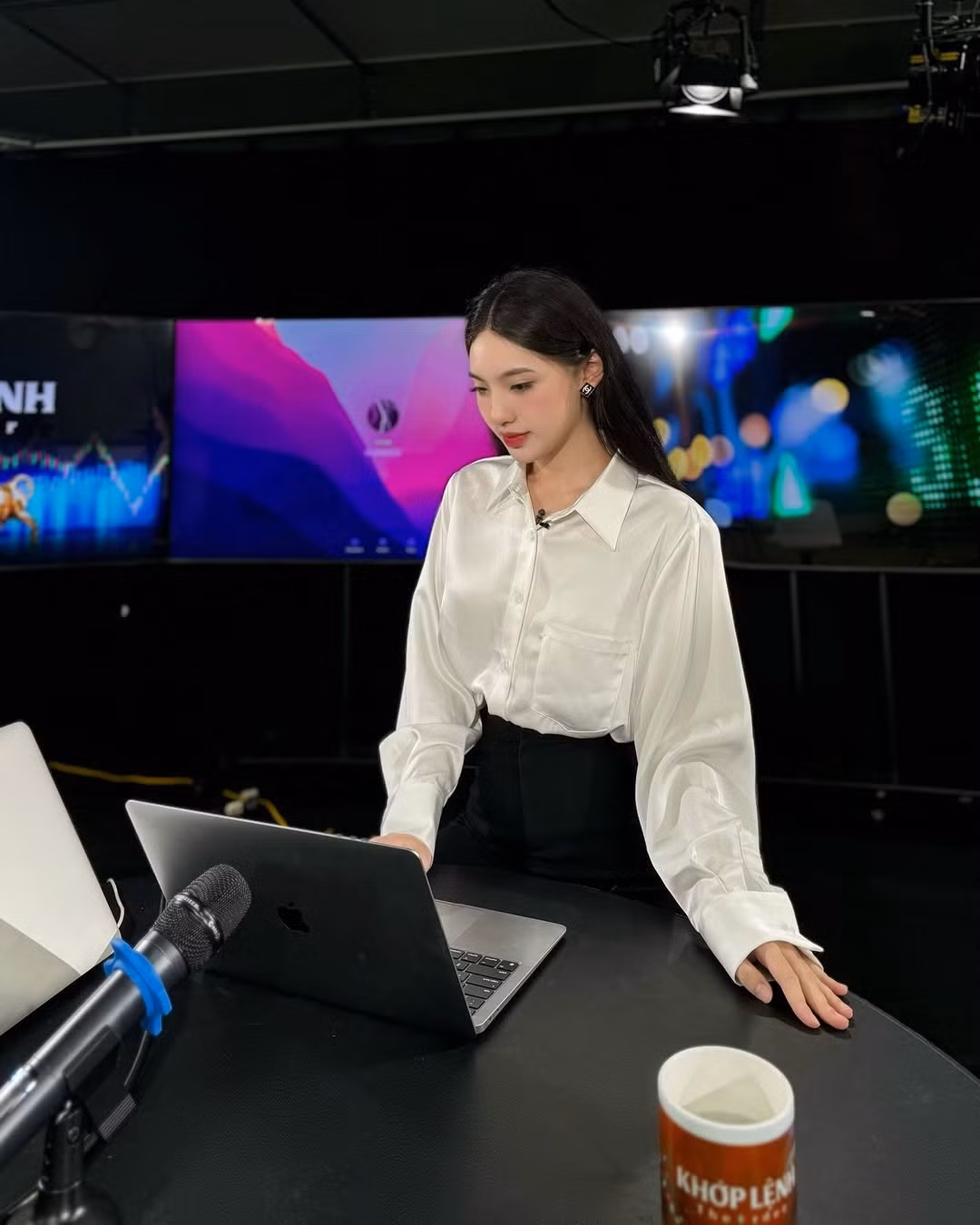 Danh tính của nữ xinh "vừa xinh, vừa giỏi" này khiến nhiều người tò mò. Đó là Phương Anh - nàng hot girl gen Z được khá nhiều người biết đến với hơn 16.000 người theo dõi trên mạng xã hội.