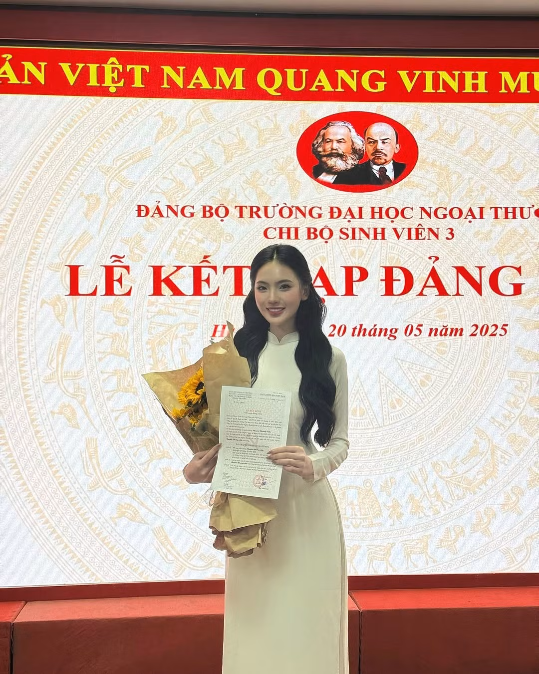 Không chỉ xinh đẹp, cô nàng này còn gây ấn tượng khi được kết nạp Đảng ngay khi còn là sinh viên.