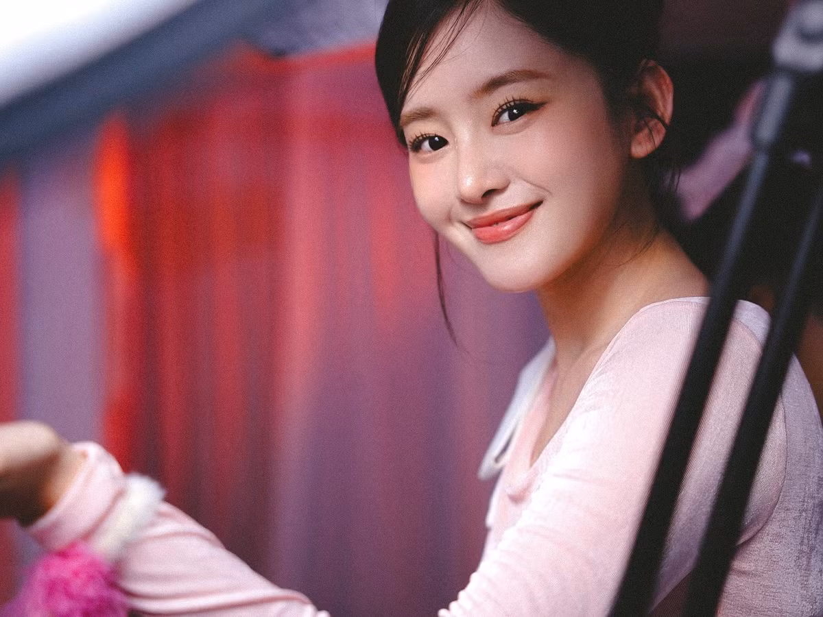 Điểm tương đồng được nhận thấy rõ nhất chính là gương mặt V-line thon gọn và sống mũi cao, thẳng tắp của cả hai.