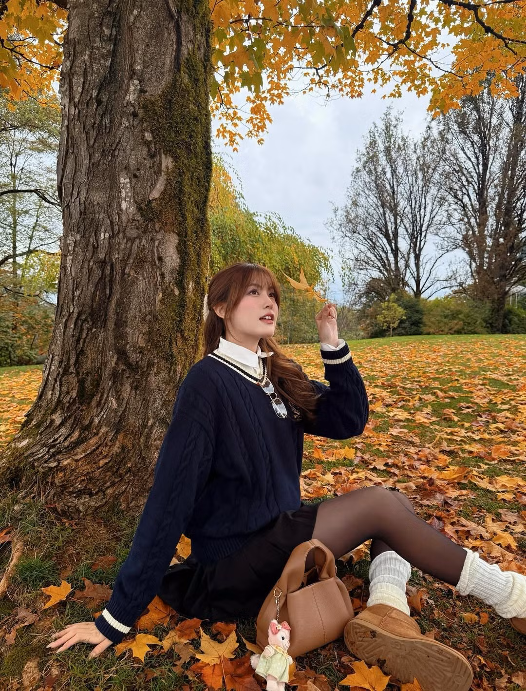 Khác với hình ảnh sang chảnh thường thấy, lần này Mỹ Hàn hóa thân thành một nàng thơ lãng mạn, dịu dàng giữa khung cảnh ngập tràn sắc vàng của lá. (Ảnh: IGNV)