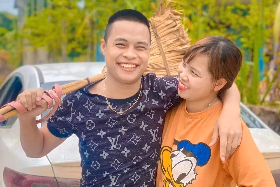 Vợ chồng chủ kênh Gia đình Hải Sen từng gây tranh cãi với loạt clip câu kéo người xem để quảng cáo, bán hàng. Ảnh: Gia đình Hải Sen/Facebook.