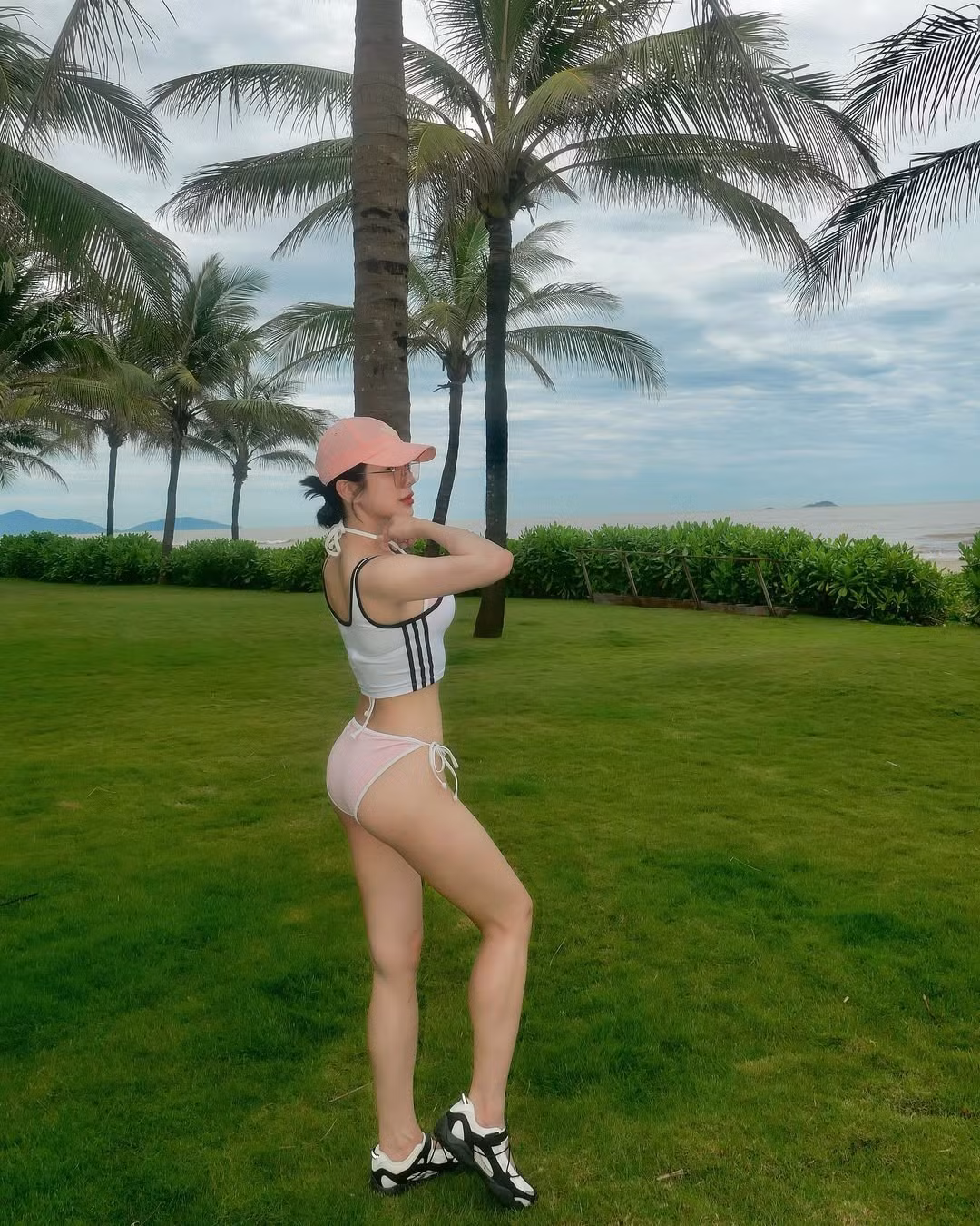 Đặc biệt, làn da trắng sáng không tì vết cùng thần thái tươi tắn, rạng rỡ khiến Diệp Lâm Anh càng thêm thu hút.