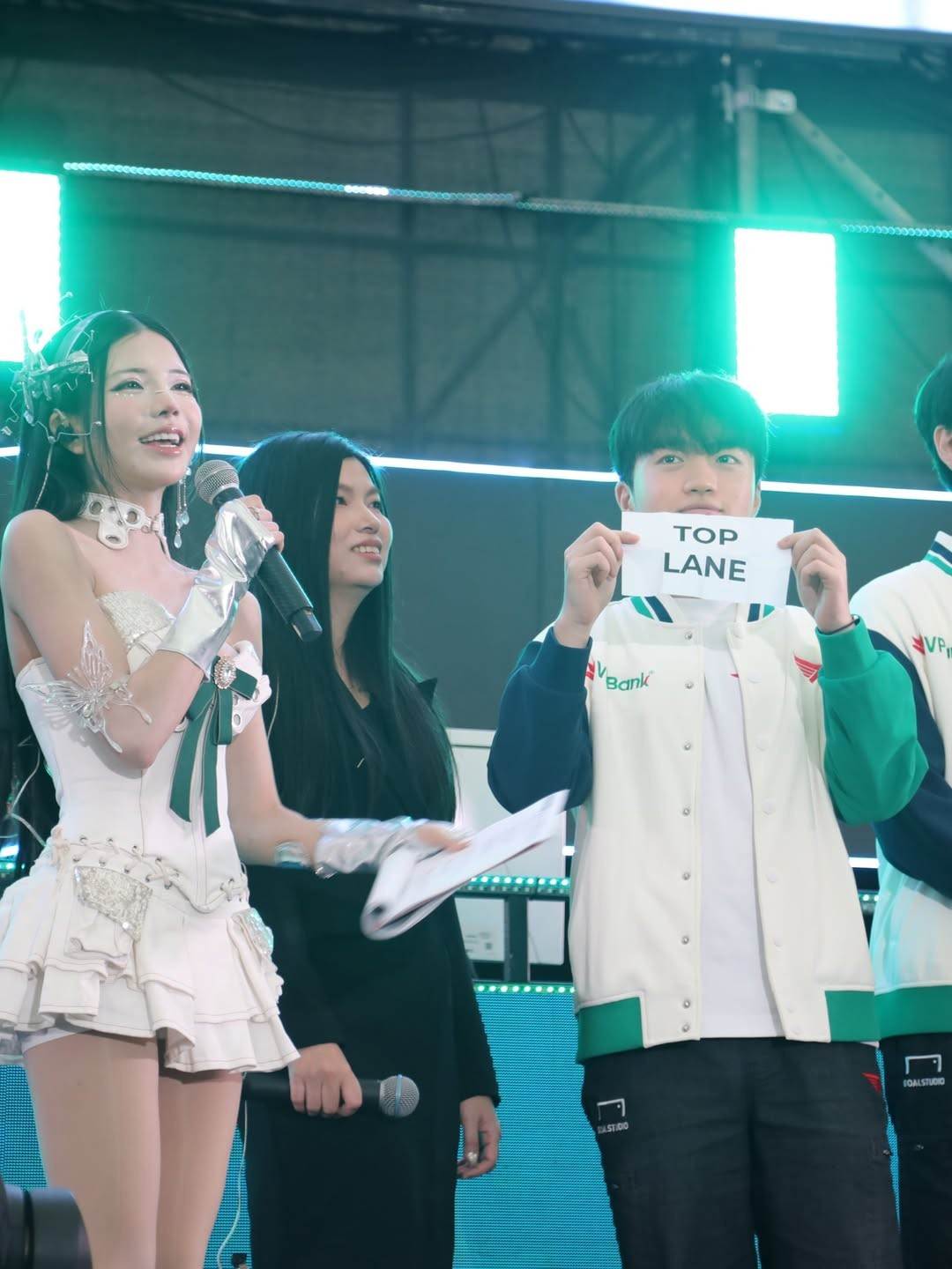 Trên trang cá nhân, cô nàng không giấu nổi niềm hạnh phúc khi được đứng chung sân khấu với những cái tên lừng lẫy như Faker, Zeus, Oner, Gumayusi và Keria. (Ảnh: IGNV)