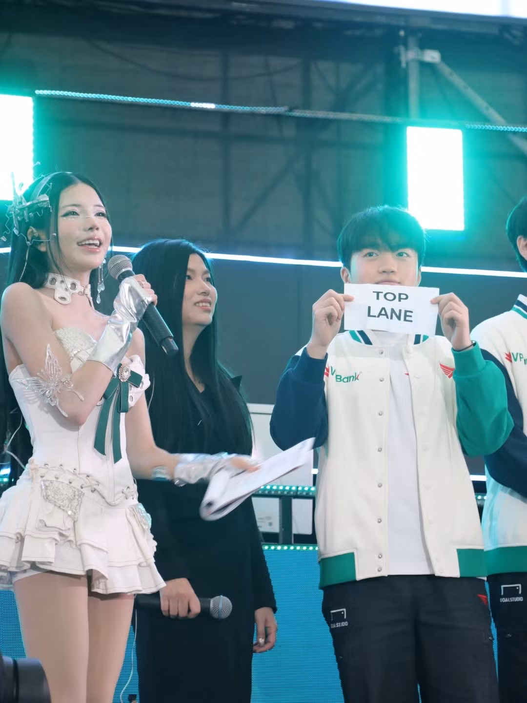 Trên trang cá nhân, cô nàng không giấu nổi niềm hạnh phúc khi được đứng chung sân khấu với những cái tên lừng lẫy như Faker, Zeus, Oner, Gumayusi và Keria. (Ảnh: IGNV)