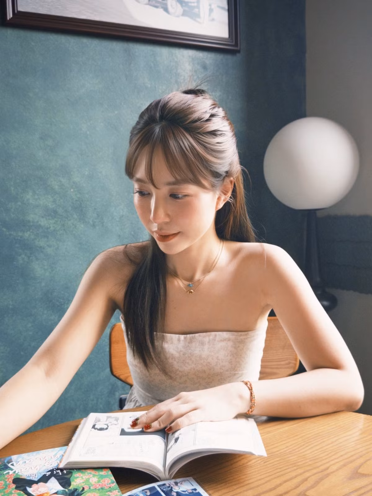 Vốn được biết đến với vẻ đẹp trong trẻo, ngọt ngào, trong loạt ảnh mới nhất, Mẫn Tiên khoe khéo bờ vai trần thon gọn, toát lên vẻ thanh lịch và duyên dáng khó cưỡng.