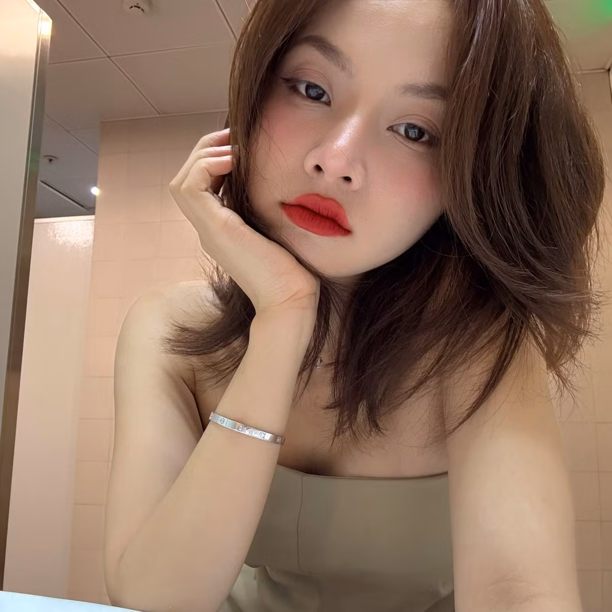 Nhiều người đã dành lời khen cho tạo hình lần này của Ngô Lan Hương. Có thể nói rằng từ khi tham gia Em xinh say hi, cô nàng dường như đã định hình được phong cách thời trang phù hợp cho cá nhân. Những màn xuất hiện của nữ ca sĩ đều nhận về lời khen không ngớt từ người hâm mộ.