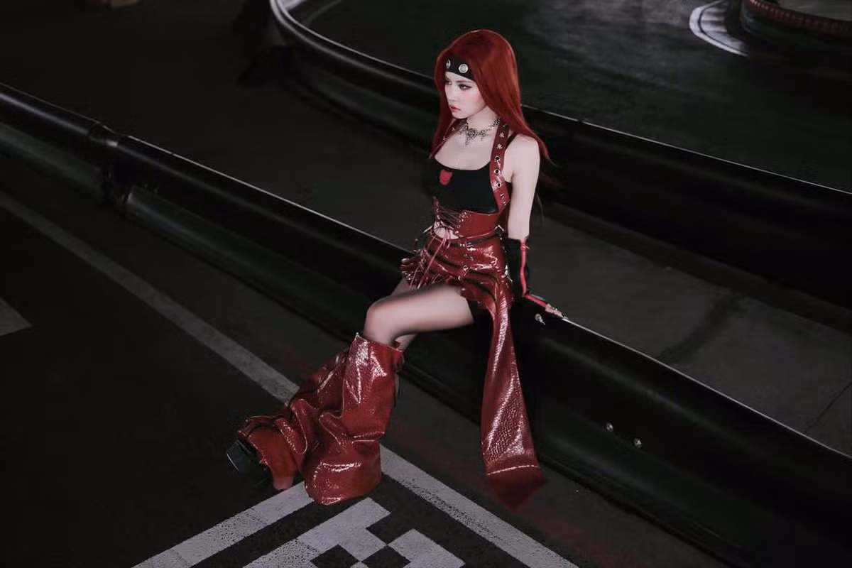 Để hoàn thiện phong cách "nổi loạn", Ngô Lan Hương chọn trang phục đen với điểm nhấn là những chi tiết cut-out và phụ kiện kim loại.