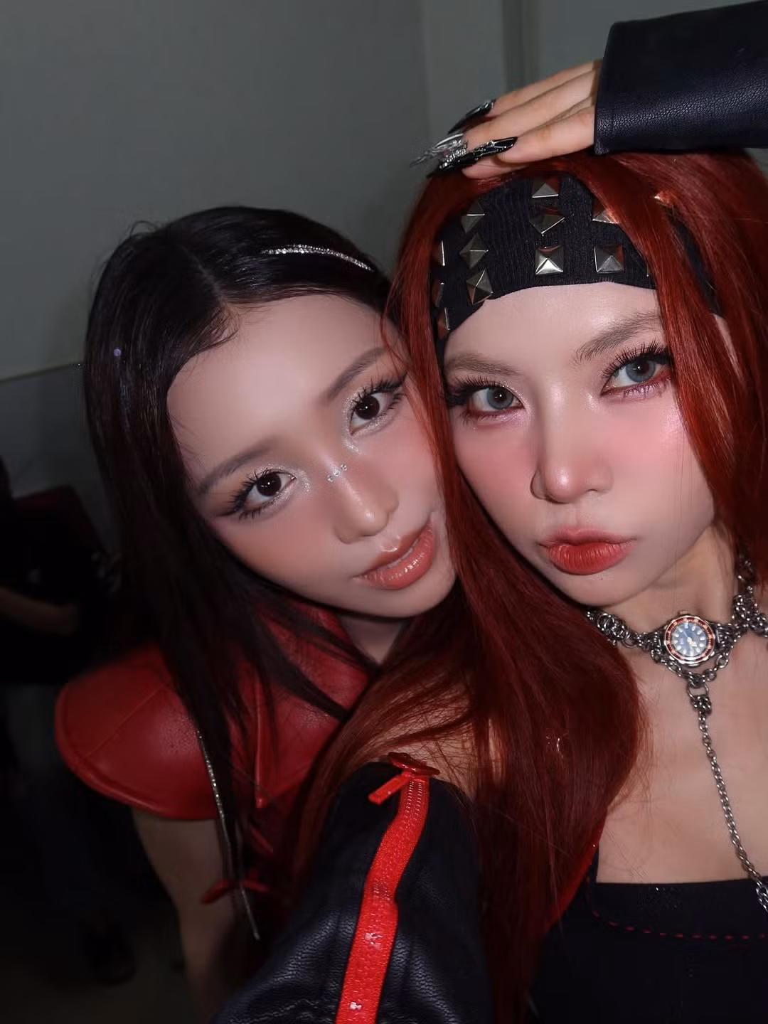 Cô còn kết hợp thêm băng đô đen và vòng cổ choker đinh tán, càng tăng thêm sự gai góc và "cool ngầu" cho tổng thể.