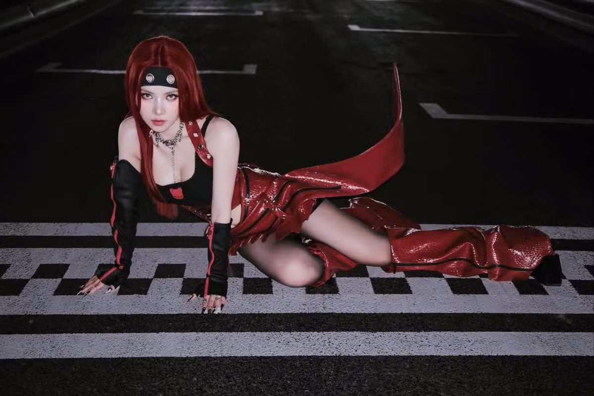 Nữ ca sĩ nổi bật với mái tóc dài màu đỏ cherry, tạo nên một tổng thể vô cùng ấn tượng. Màu tóc táo bạo này không chỉ làm bật lên làn da trắng sáng của cô mà còn giúp cô trông sắc sảo và cá tính hơn hẳn.