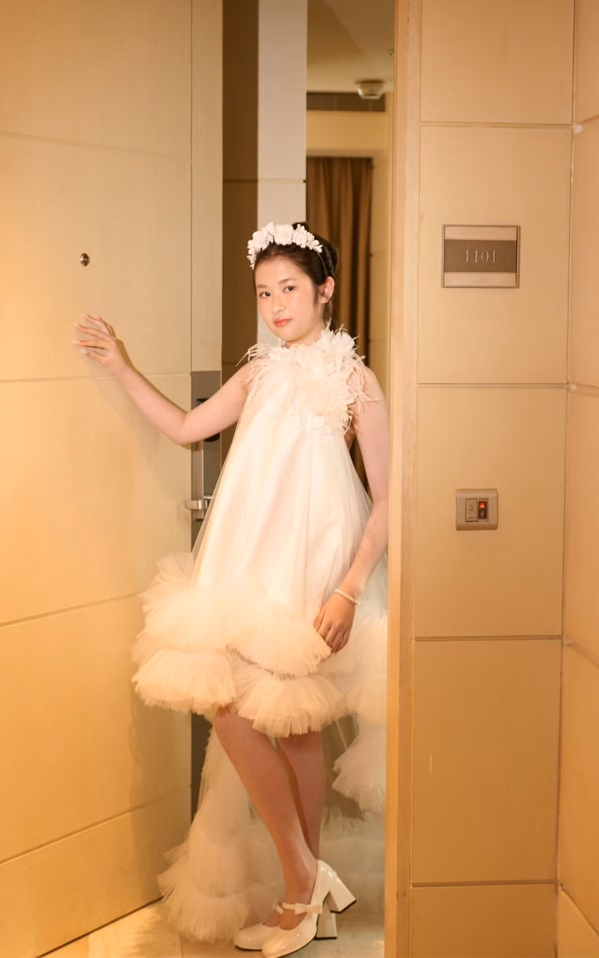 Dù chỉ mới 13 tuổi và đây là một trong những lần đầu trình diễn chuyên nghiệp, bé Cát đã chứng tỏ bản lĩnh của mình trên sàn runway.