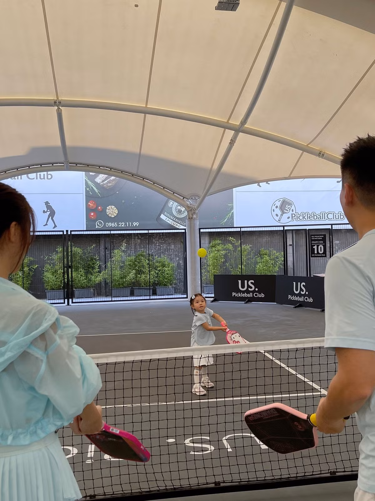 Không chỉ được bố mẹ dạy chơi, Pam còn khiến cư dân mạng "tan chảy" với những biểu cảm và dáng đứng "chuẩn vận động viên". (Ảnh: FB Hoàng Kim Ngân)