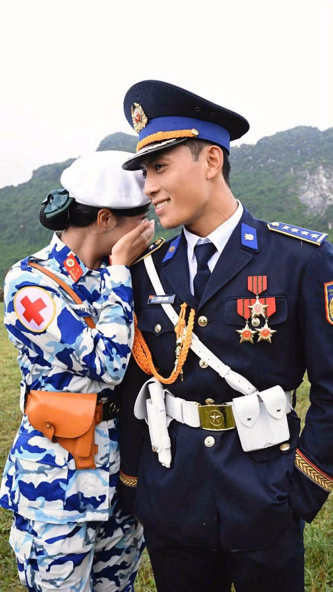 Sáng 22/8, Ngô Lâm Phương và bạn trai - cũng là một chiến sĩ đang làm nhiệm vụ A80 - đã công khai hẹn hò khiến cõi mạng "rần rần". Bạn trai Lâm Phương viết: “Cảm ơn Đảng và Nhà nước, cảm ơn Bộ Quốc phòng đã cho tôi gặp em” cùng loạt ảnh nắm tay rất dễ thương. (Ảnh: LMN)