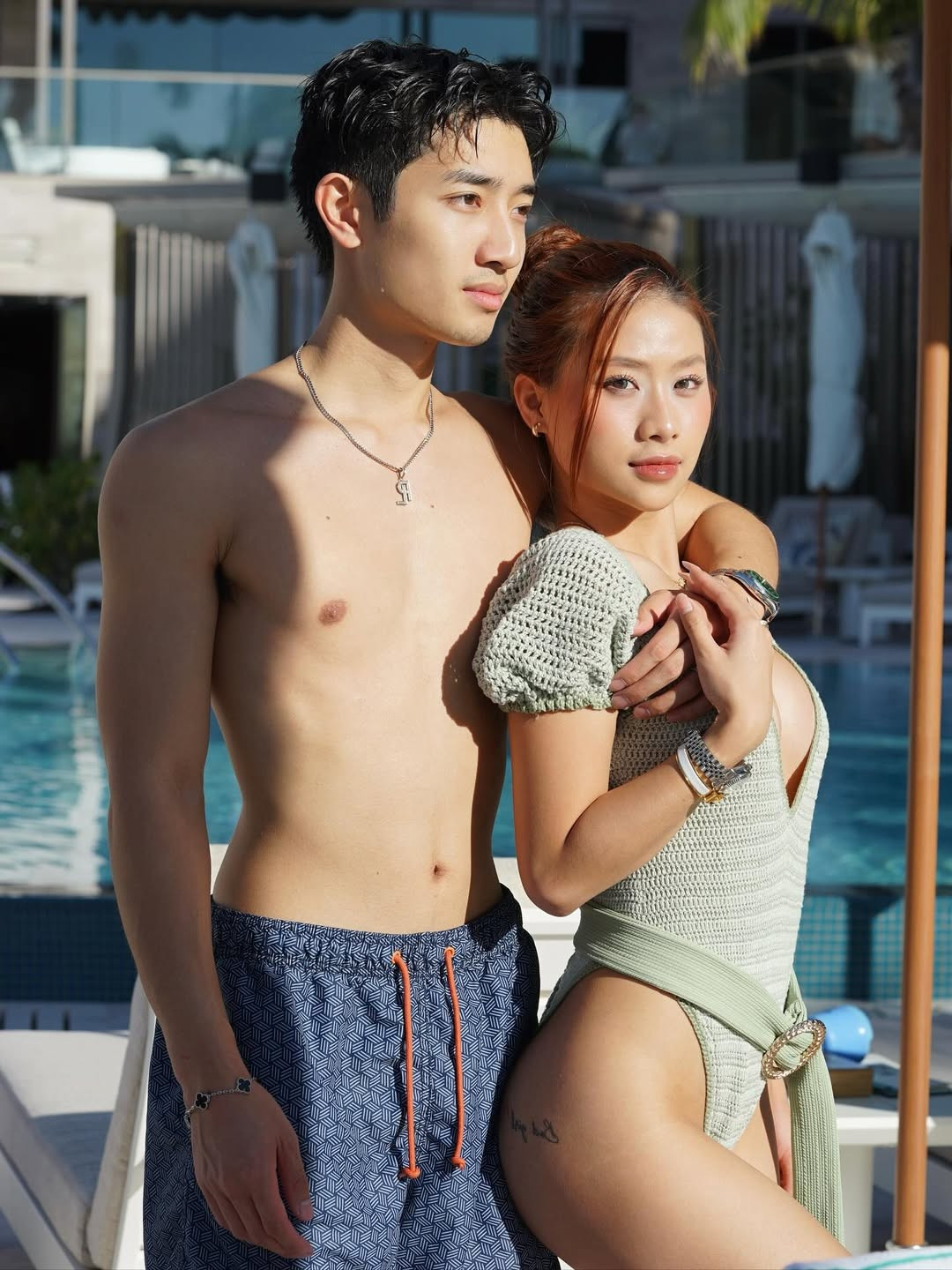 Điều khiến bộ ảnh này càng "viral" hơn chính là sự xuất hiện của bạn trai Việt kiều của Louis Phạm. Anh chàng luôn có mặt trong mọi khung hình, với vẻ ngoài bảnh bao và ánh mắt trao cho Louis đầy sự quan tâm, ủng hộ. (Ảnh: IGNV)