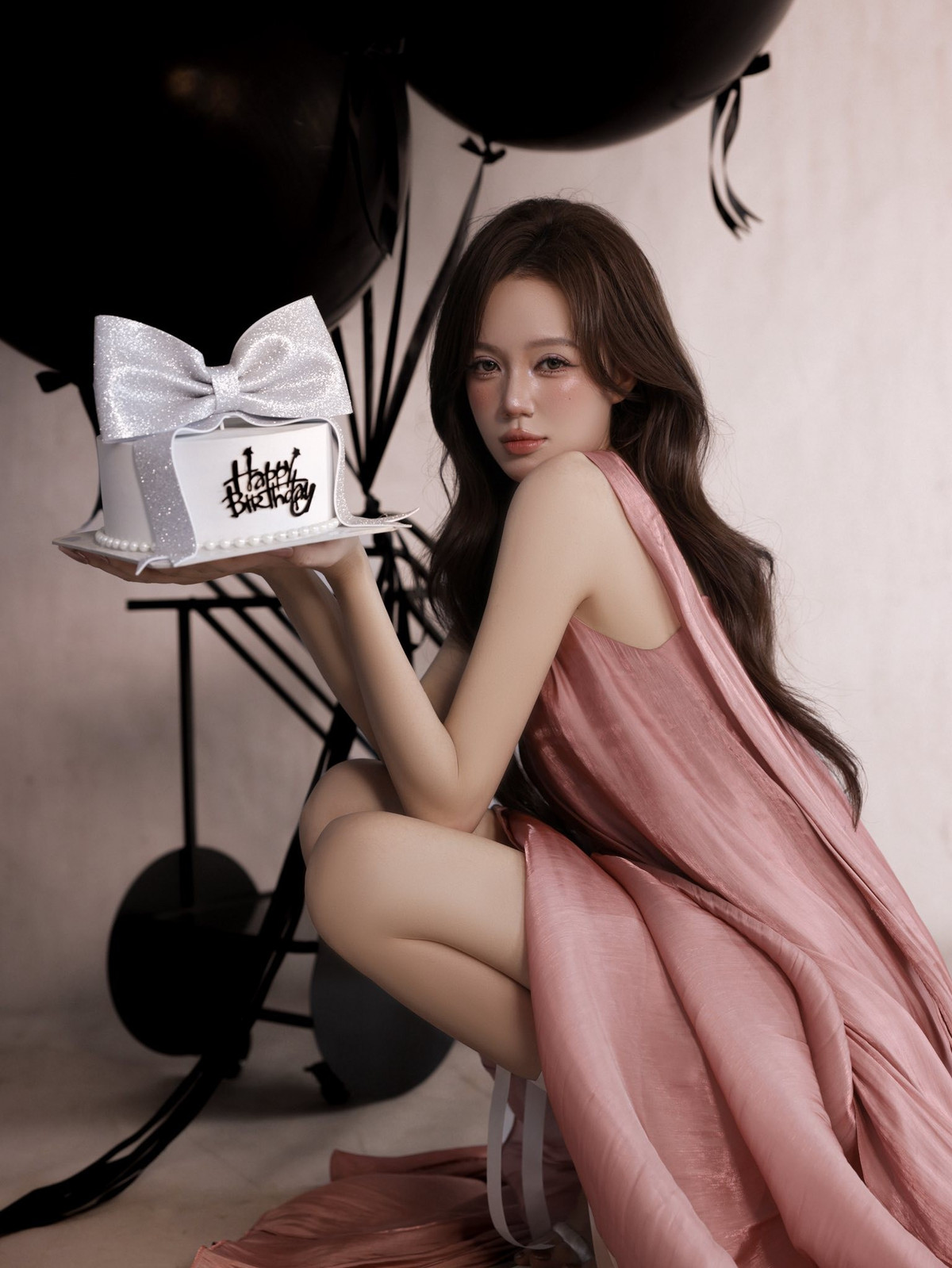 Mèo Trái Đất (tên thật là Dương Thị Phương, sinh năm 1999) đã không còn quá xa lạ trong giới trẻ. Trước khi gắn liền với hình ảnh sang chảnh và nữ tính hiện tại, cô nàng từng là một trong những streamer đình đám bậc nhất trong cộng đồng Liên Minh Huyền Thoại với nghệ danh Mèo Sao Hỏa. (Ảnh: FBNV)