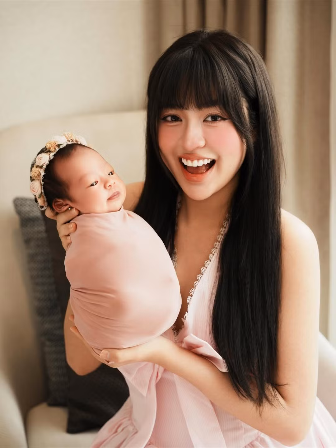 Dù mới 10 ngày tuổi, em bé đã rất hợp tác, có lúc say ngủ, có lúc mở to mắt ngước nhìn bố mẹ, và cũng có những khoảnh khắc ngáp ngủ cực kỳ dễ thương khiến người xem tan chảy. (Ảnh: IGNV)