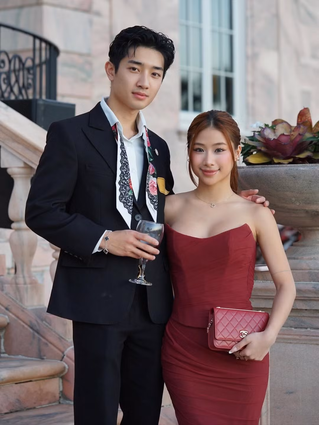 Loạt ảnh này như một lời khẳng định ngầm về mối quan hệ bền vững của cặp đôi, cho thấy bạn trai Việt kiều vẫn chọn tin tưởng và ở bên Louis Phạm bất chấp mọi thị phi. (Ảnh: IGNV)