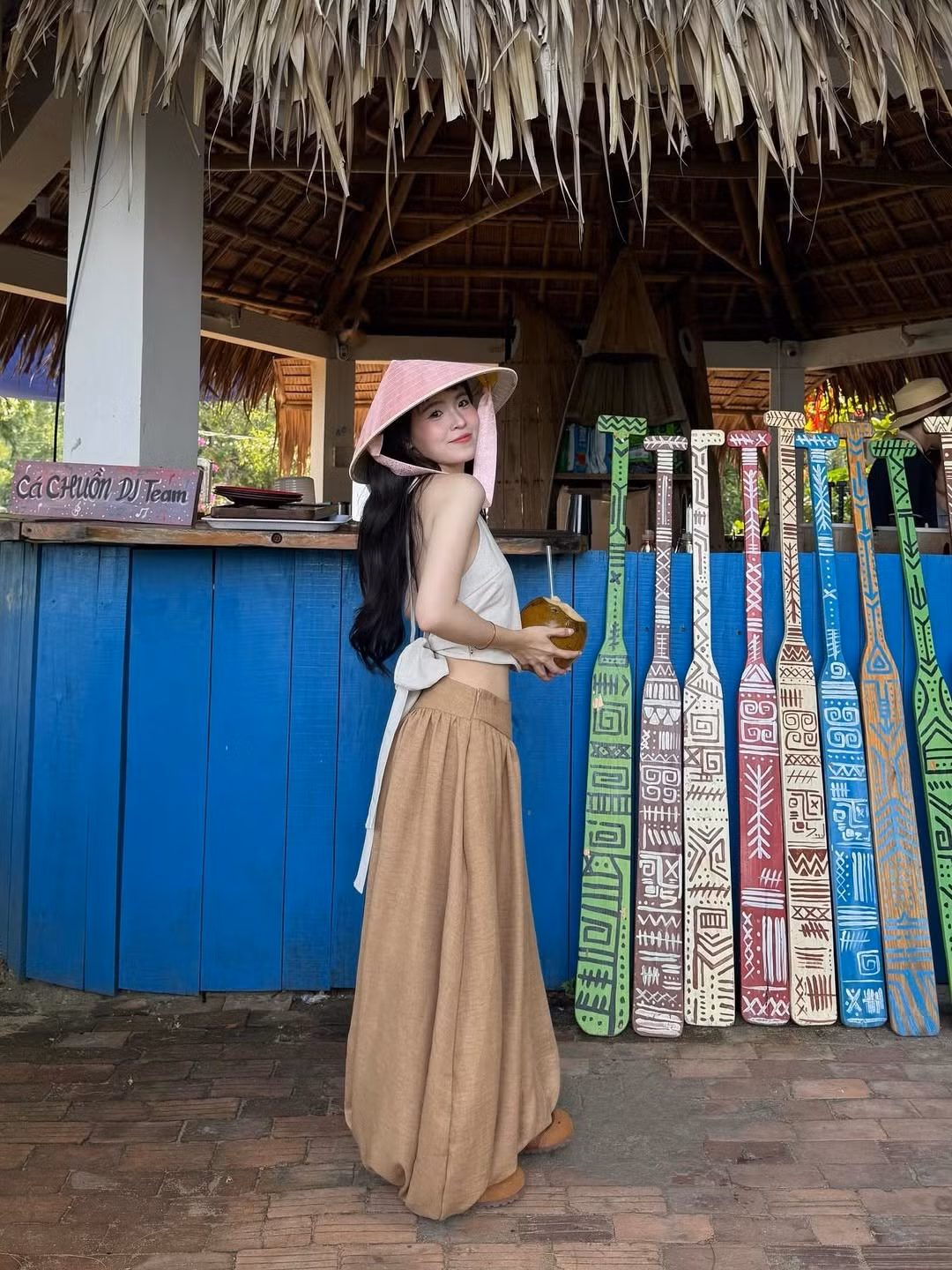 Thúy Kiều có sự đa dạng trong cách lựa chọn trang phục khi đi biển, không chỉ dừng lại ở bikini. (Ảnh: IGNV)