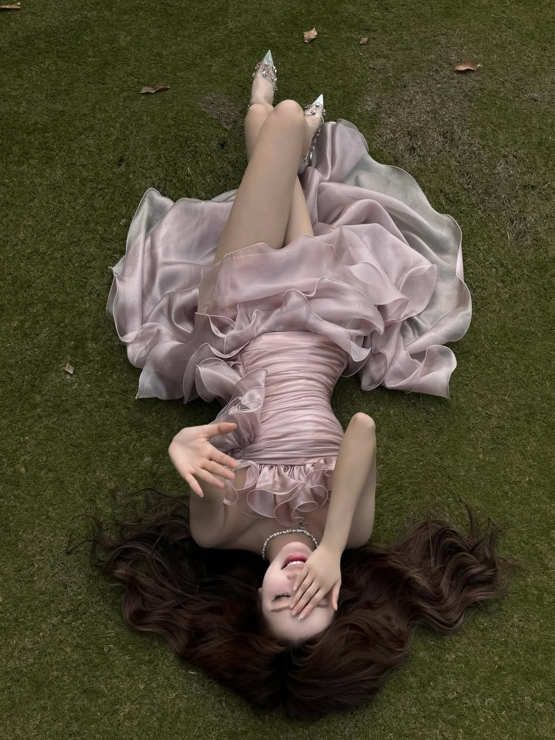 Đôi giày cao gót đính đá lấp lánh như đôi hài của nàng Cinderella, hoàn thiện vẻ ngoài chuẩn "cô gái nhỏ" đầy mộng mơ. (Ảnh: IGNV)