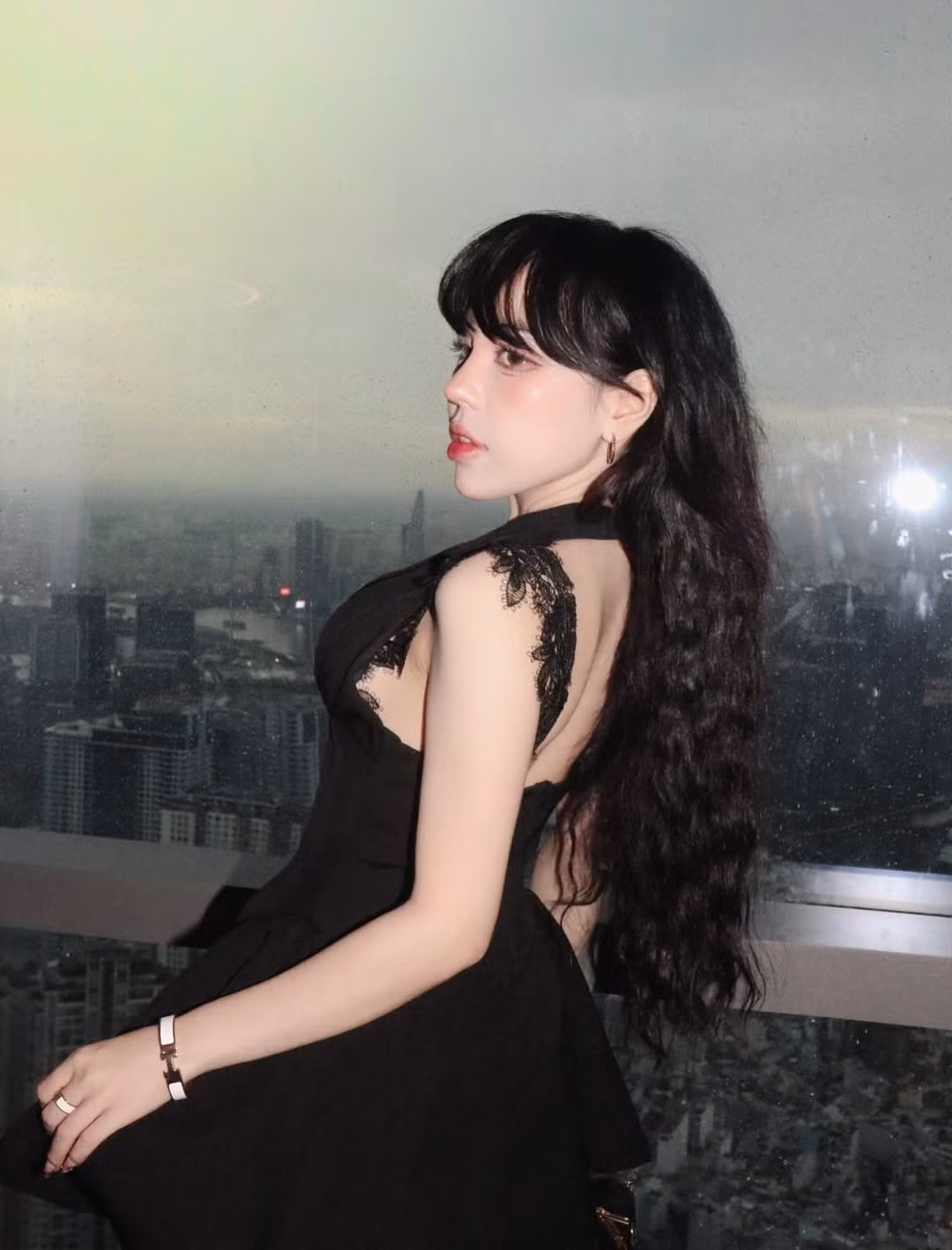 Cô nàng đã khéo léo khoe vẻ đẹp quyến rũ và thần thái sang chảnh trong một không gian cực kỳ đắt giá, tại một nhà hàng trên tầng 46 của tòa nhà Landmark 81, biểu tượng của Sài Gòn. (Ảnh: IGNV)