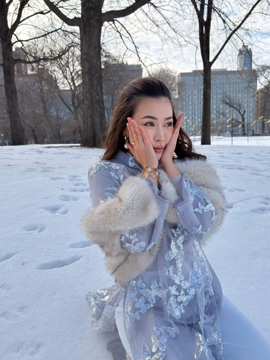 Không hổ danh là một trong những người dẫn đầu xu hướng làm đẹp, layout trang điểm của Nguyên Newin nhận được nhiều lời khen ngợi. Cô chọn tông makeup hồng đào ngọt ngào, tươi tắn, giúp gương mặt bừng sáng giữa nền tuyết trắng. (Ảnh: IGNV)