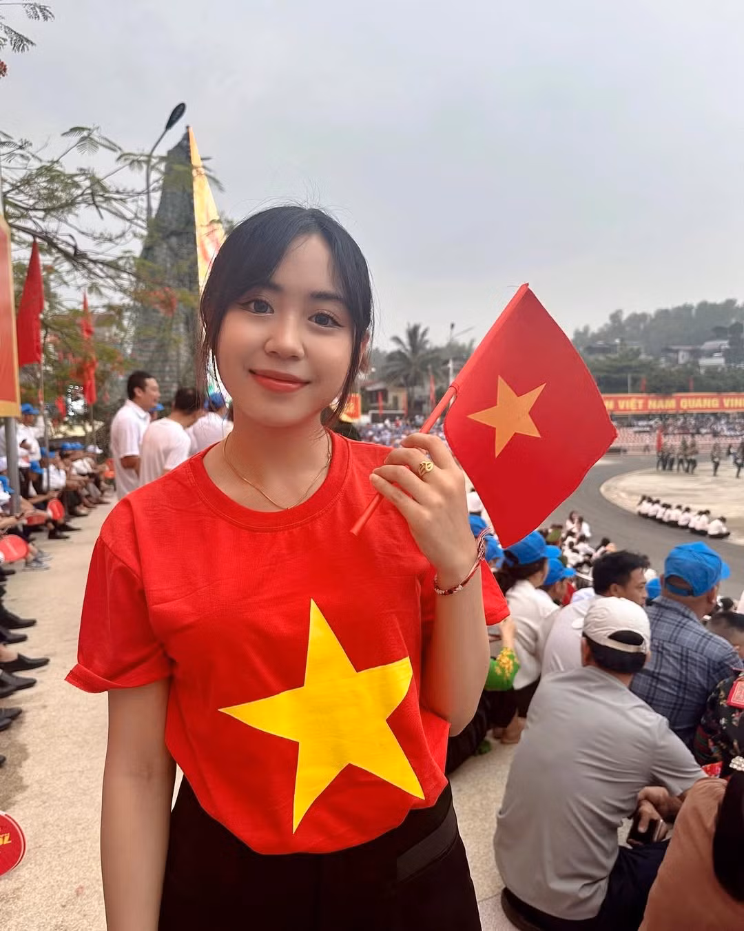 Sinh ra và lớn lên ở Lào, song những kỷ niệm đẹp tuổi thanh xuân của Maysaa gần như đều gắn với Việt Nam. Trong những ngày lễ trọng đại, cô nàng không ngại lặn lội đường xa để hòa chung không khí lịch sử của dân tộc Việt Nam.