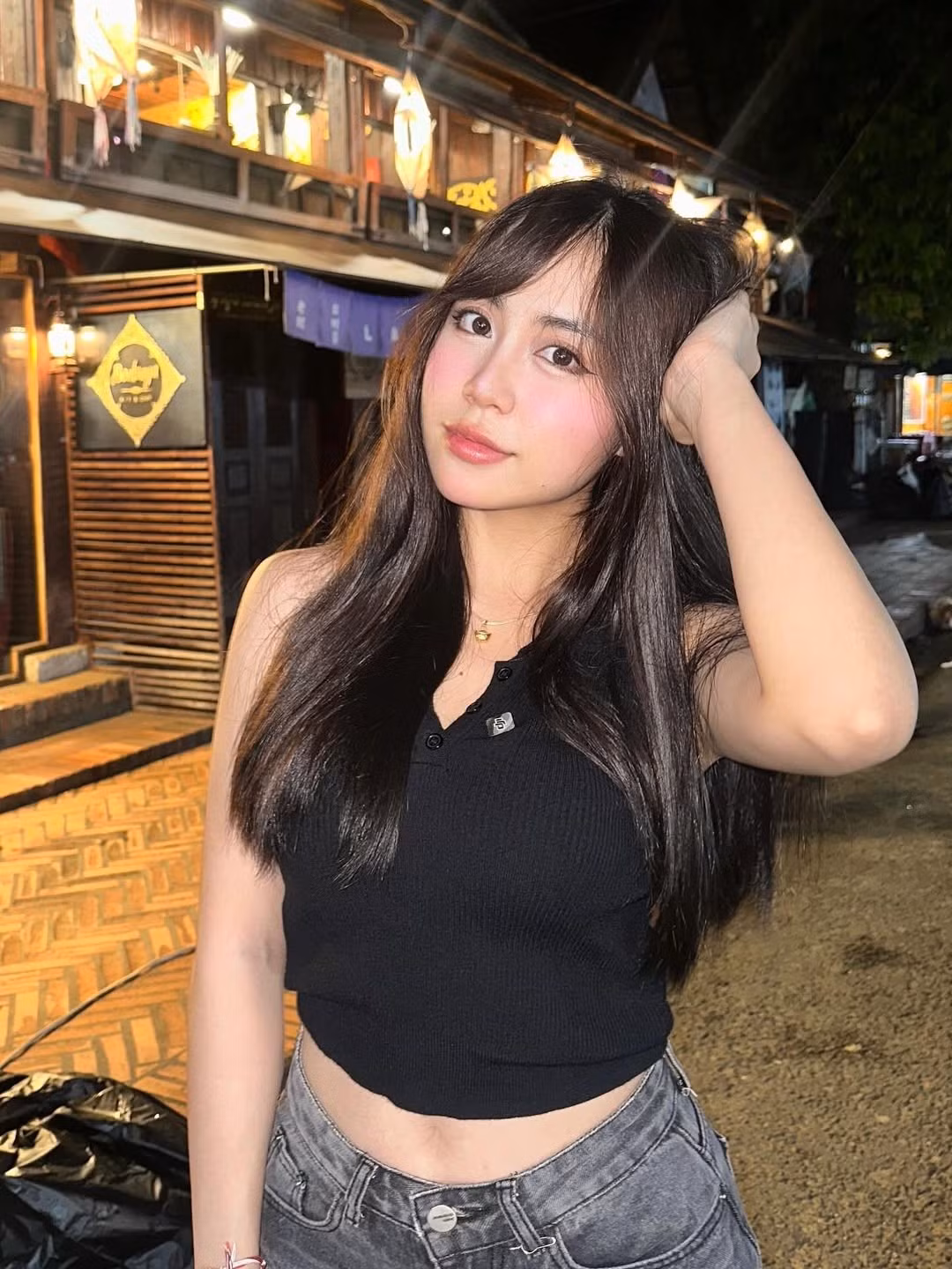 Nhiều người còn nhận xét rằng cô gái Lào ngày càng thăng hạng về nhan sắc lẫn gu thời trang ăn mặc.