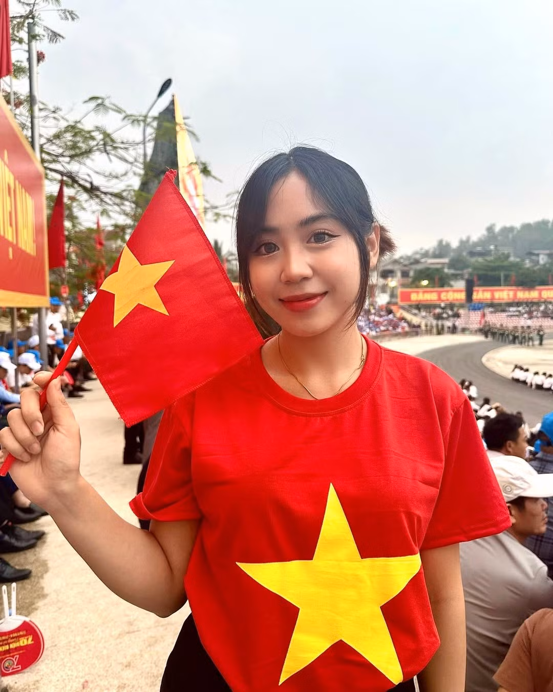 Nhân kỷ niệm 70 năm chiến thắng Điện Biên Phủ vào năm ngoái, cô nàng đã vượt 500km từ Quảng Ninh đến Điện Biên. Dịp 30/4 năm nay, Maysaa cũng có mặt ở TP HCM để được chứng kiến lễ diễu binh, diễu hành kỷ niệm 50 năm ngày giải phóng miền Nam, thống nhất đất nước.