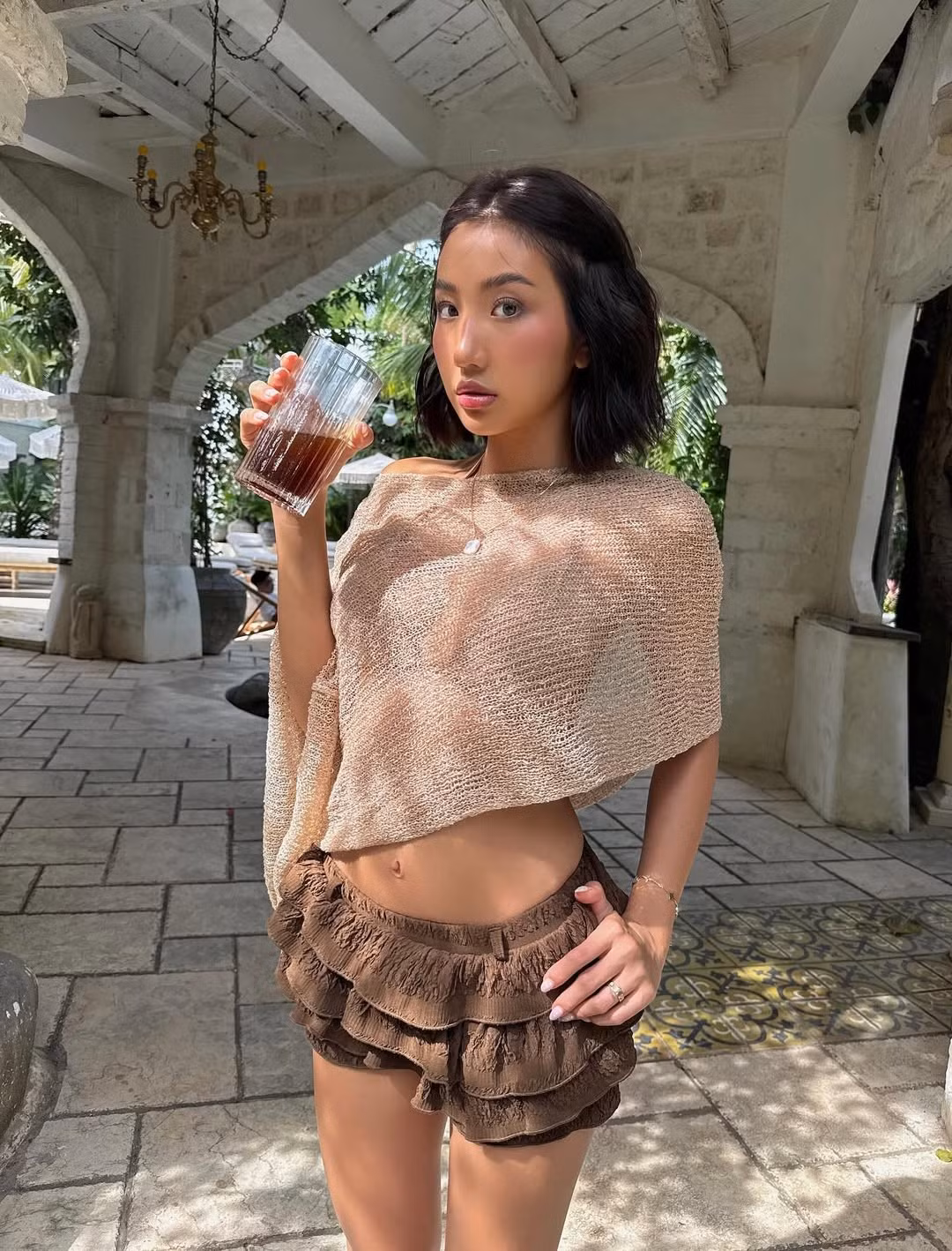 Outfit này không chỉ mang đến sự năng động mà còn thể hiện gu thẩm mỹ tinh tế của Khánh Huyền.