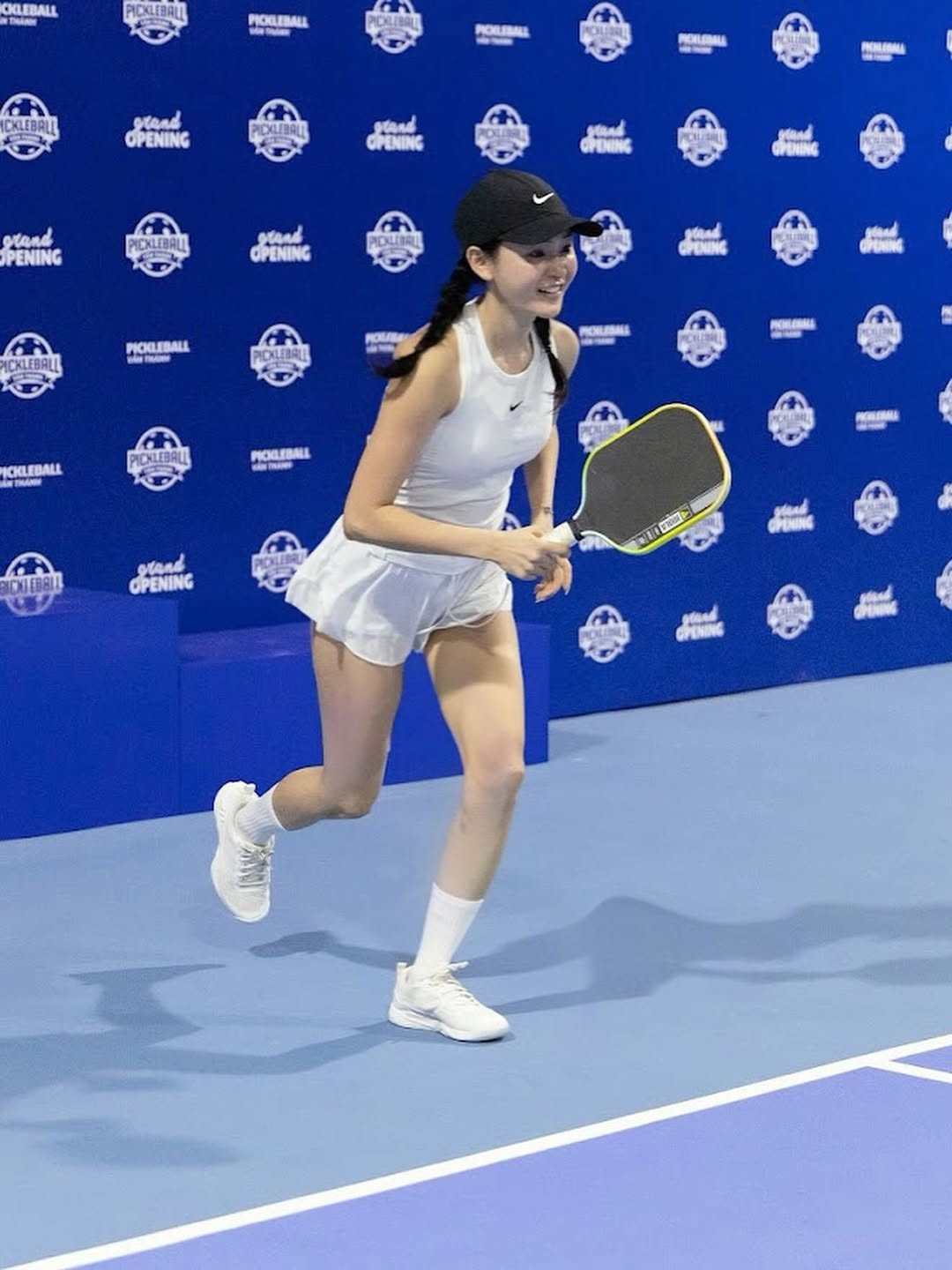 Nếu theo dõi trang cá nhân của Hiền Hồ thời gian gần đây, khán giả dễ dàng nhận thấy cô đã trở thành một "tín đồ" thực thụ của Pickleball. Không chỉ chơi cho vui, nữ ca sĩ còn đầu tư nghiêm túc vào bộ môn này. Cô không dừng lại ở việc tập luyện phong trào mà còn ghi danh tại các giải đấu nghiệp dư. (Ảnh: IGNV)