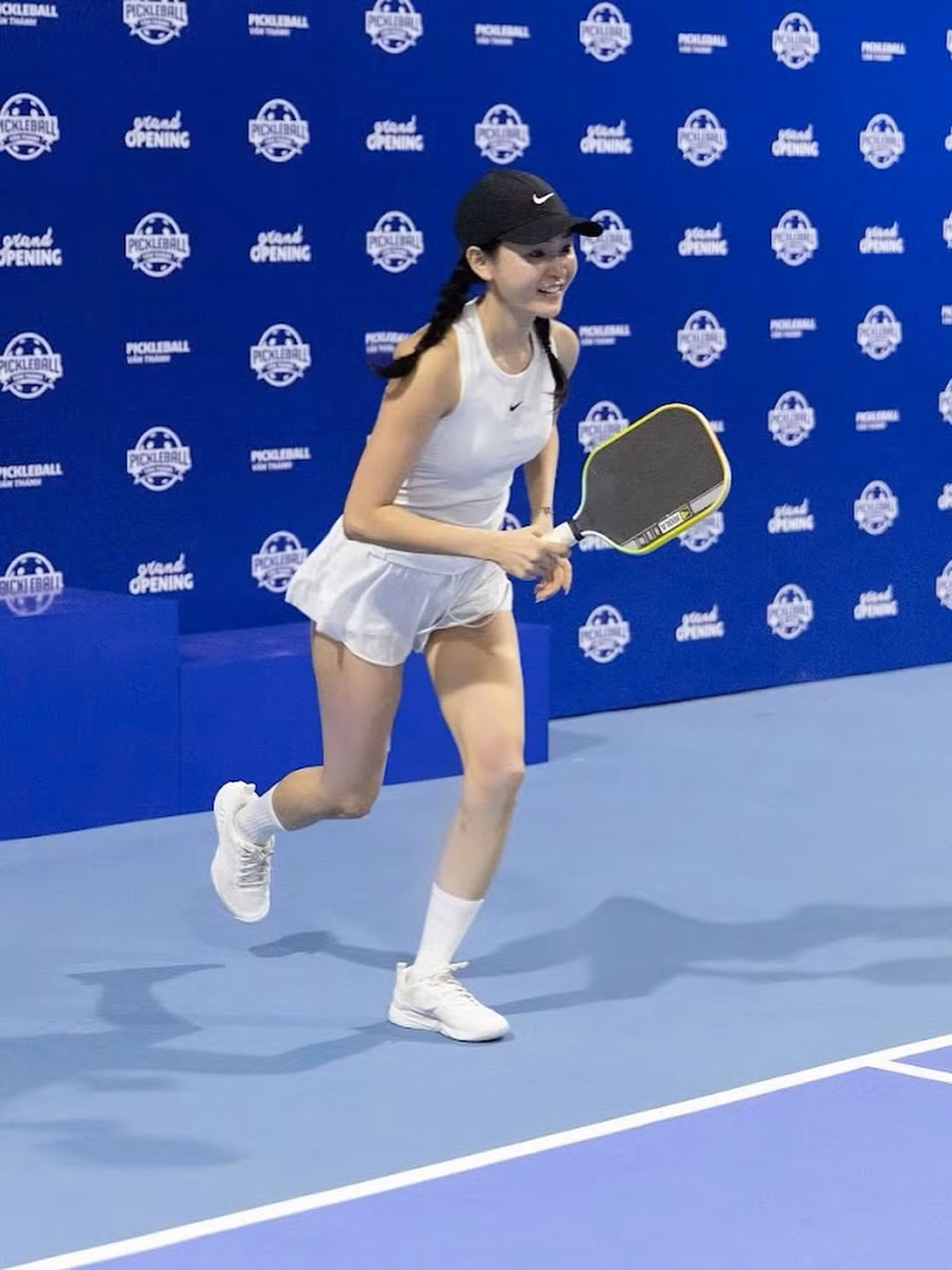 Nếu theo dõi trang cá nhân của Hiền Hồ thời gian gần đây, khán giả dễ dàng nhận thấy cô đã trở thành một "tín đồ" thực thụ của Pickleball. Không chỉ chơi cho vui, nữ ca sĩ còn đầu tư nghiêm túc vào bộ môn này. Cô không dừng lại ở việc tập luyện phong trào mà còn ghi danh tại các giải đấu nghiệp dư. (Ảnh: IGNV)