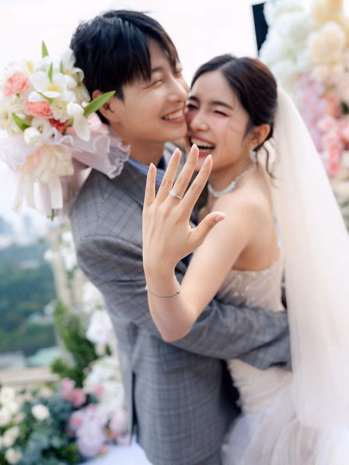 Bài đăng về khoảnh khắc cầu hôn trên Facebook của cặp đôi có hàng chục nghìn lượt yêu thích, còn video trên nền tảng Tiktok đến hiện tại đã có hơn 2 triệu lượt xem. (Ảnh: Facebook Hằng Trịnh)