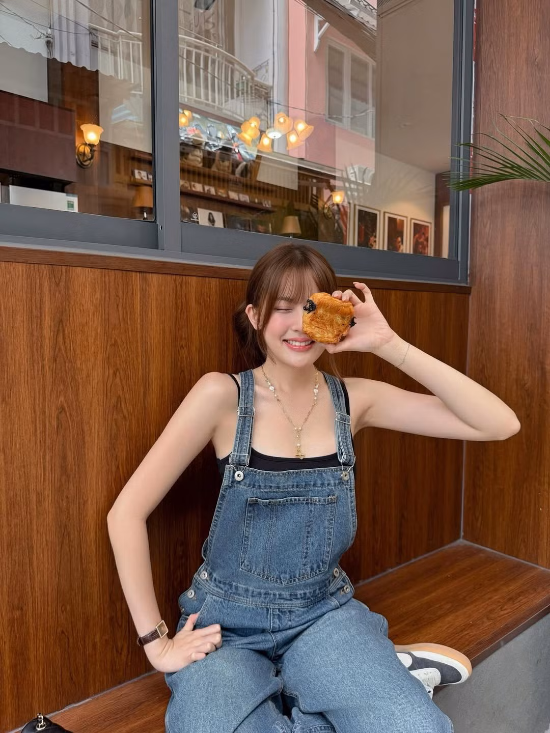 Kiểu tóc buộc nửa đầu, mái lưa thưa cùng lối trang điểm nhẹ nhàng, trong trẻo giúp hot girl sinh năm 2003 giữ được vẻ đẹp ngọt ngào, dễ thương. (Ảnh: FBNV)