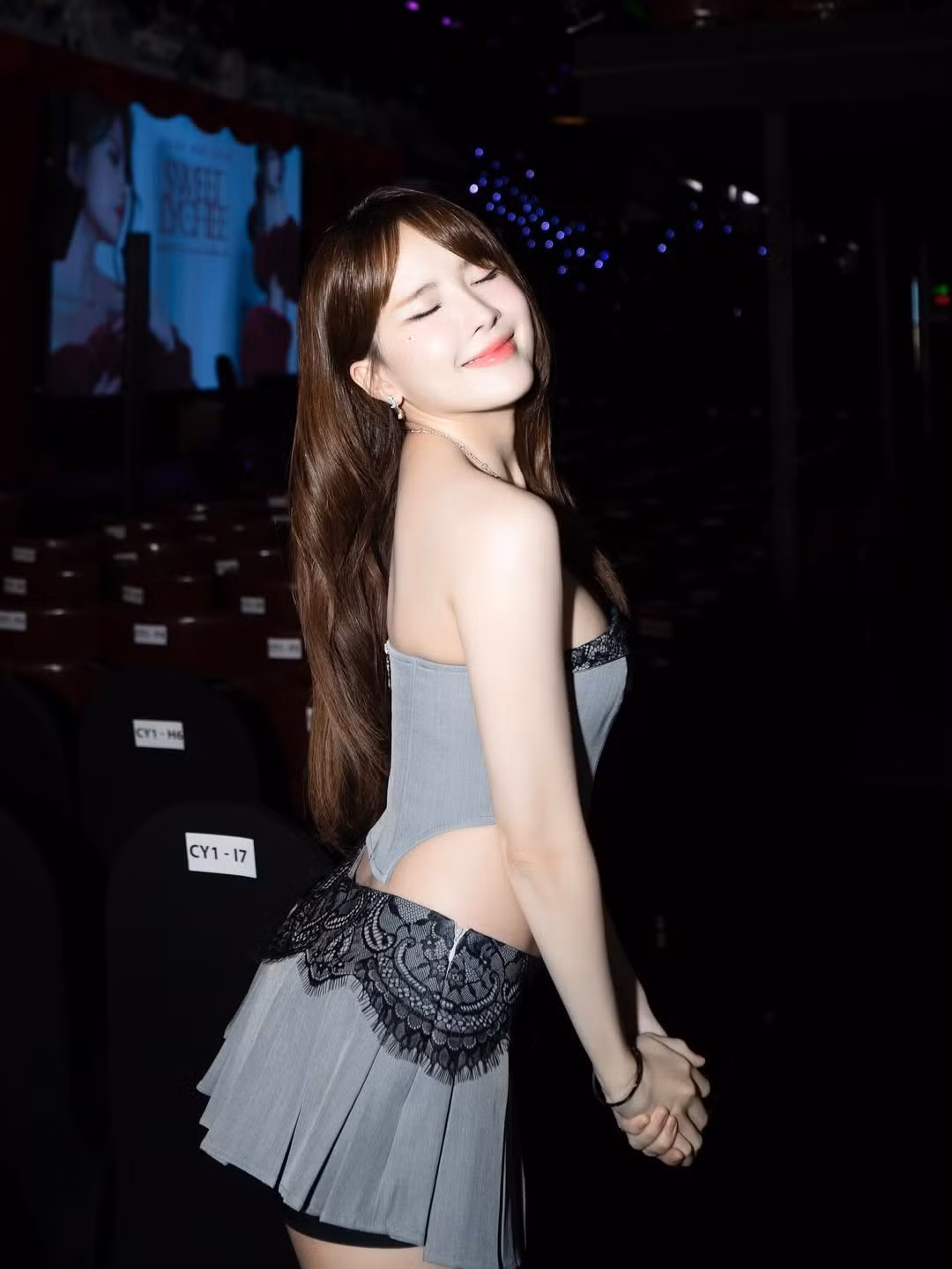 Nhan sắc của Thiều Bảo Trâm tiếp tục là tâm điểm khi cô liên tục thay đổi biểu cảm đáng yêu, rạng rỡ trước ống kính. Mái tóc dài buông nhẹ cùng lối trang điểm trong trẻo, tập trung vào đôi mắt biết cười và đôi môi hồng tự nhiên càng làm bật lên vẻ nữ tính, dễ thương.