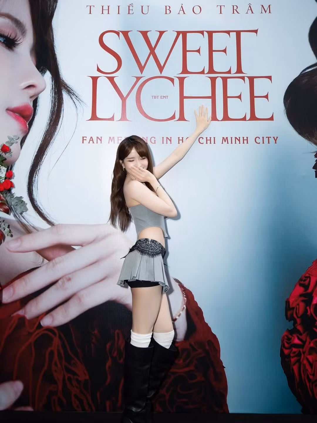 Cô khéo léo phối cùng boots cao cổ, tất trắng và phụ kiện nhẹ nhàng như dây chuyền thanh mảnh, khuyên tai dài – tạo nên một tổng thể đầy tinh tế và thời thượng.